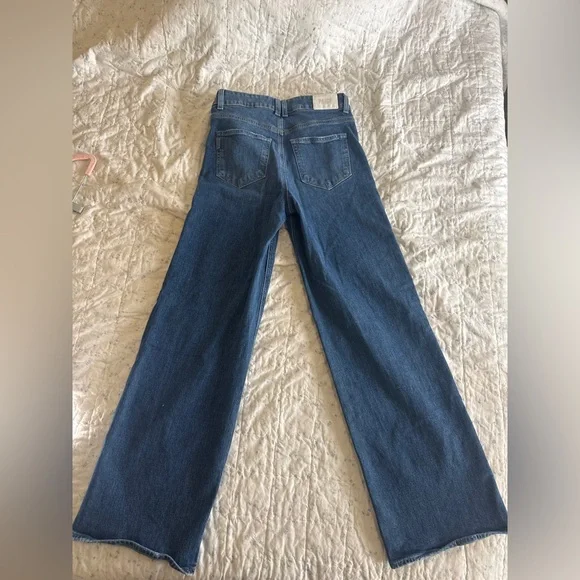 PAIGE SASHA Size: 26 NWOT
Color: Stefania Distressed
Inseam: 32" - Picture 10 of 11